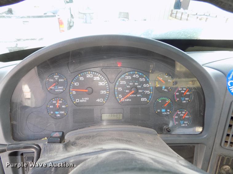 image for item DD2895 2004 International 7400 bucket truck