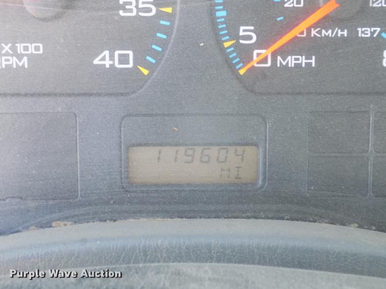 image for item DD2895 2004 International 7400 bucket truck