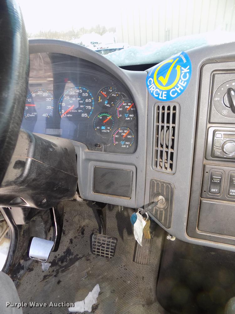 image for item DD2895 2004 International 7400 bucket truck