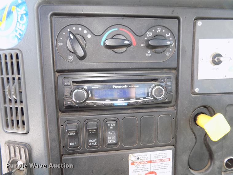 image for item DD2895 2004 International 7400 bucket truck