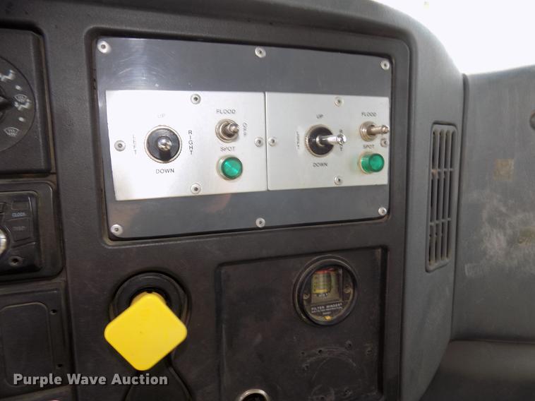 image for item DD2895 2004 International 7400 bucket truck