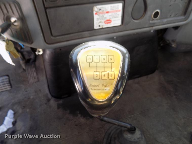 image for item DD2895 2004 International 7400 bucket truck