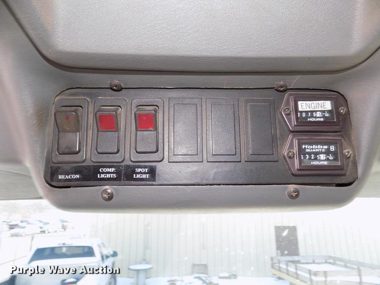 image for item DD2895 2004 International 7400 bucket truck