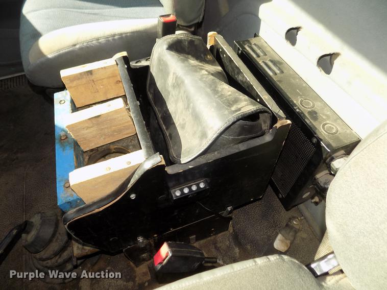 image for item DD2895 2004 International 7400 bucket truck