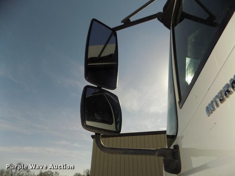 image for item DD2895 2004 International 7400 bucket truck