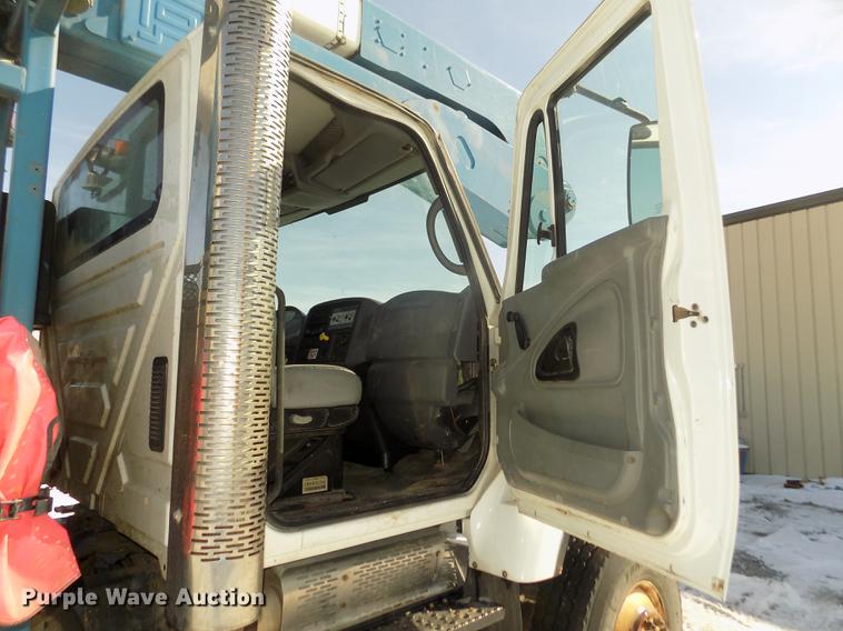 image for item DD2895 2004 International 7400 bucket truck