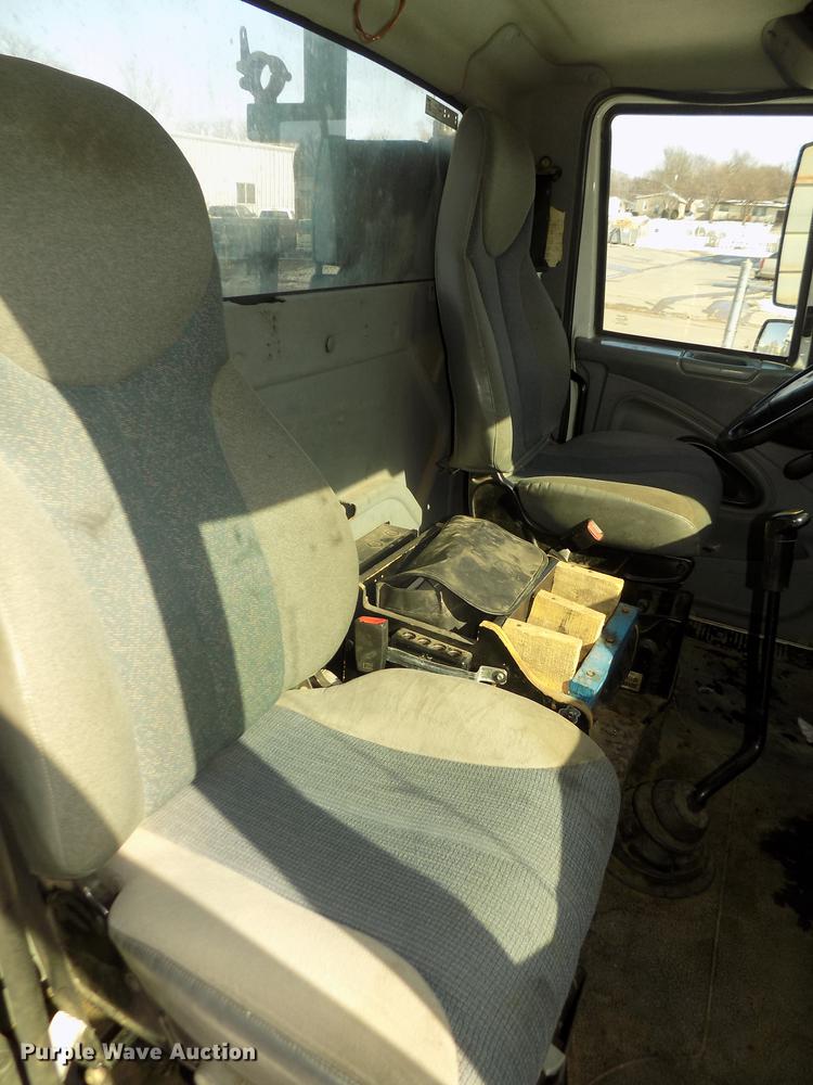 image for item DD2895 2004 International 7400 bucket truck