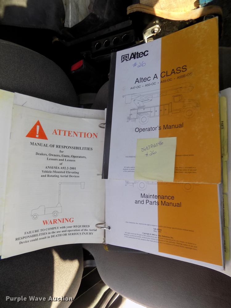 image for item DD2895 2004 International 7400 bucket truck