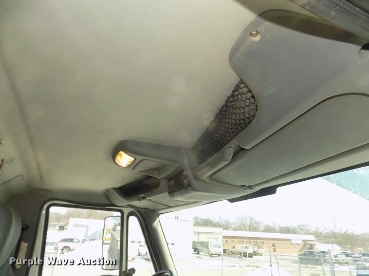 image for item DD2895 2004 International 7400 bucket truck