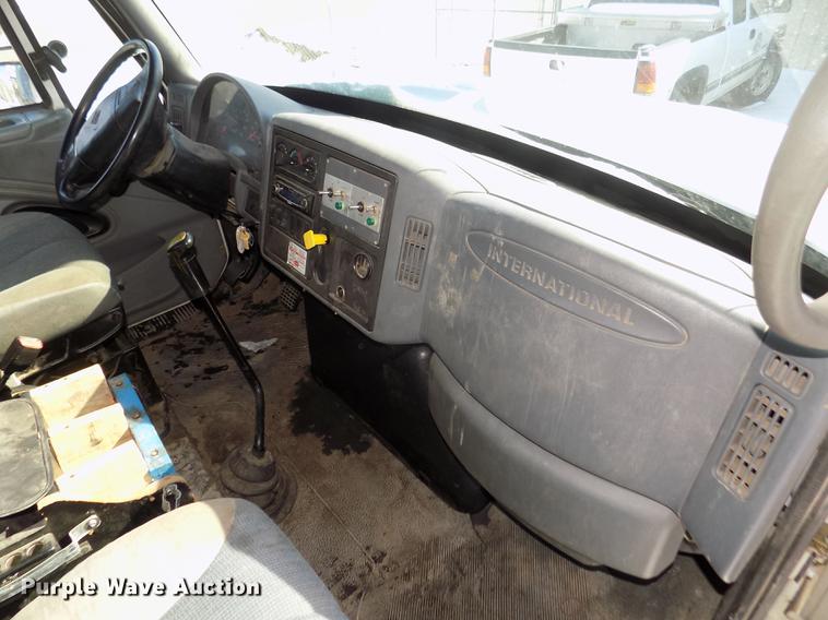 image for item DD2895 2004 International 7400 bucket truck