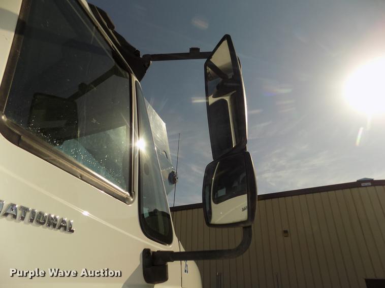 image for item DD2895 2004 International 7400 bucket truck