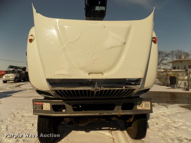 image for item DD2895 2004 International 7400 bucket truck