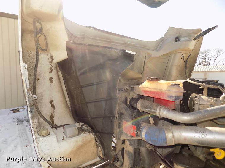 image for item DD2895 2004 International 7400 bucket truck