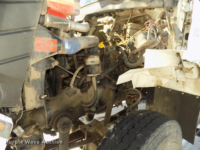 image for item DD2895 2004 International 7400 bucket truck