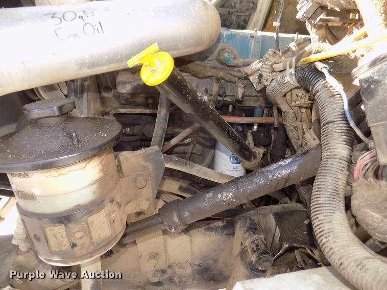 image for item DD2895 2004 International 7400 bucket truck