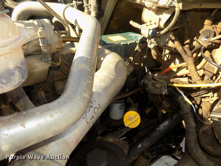 image for item DD2895 2004 International 7400 bucket truck