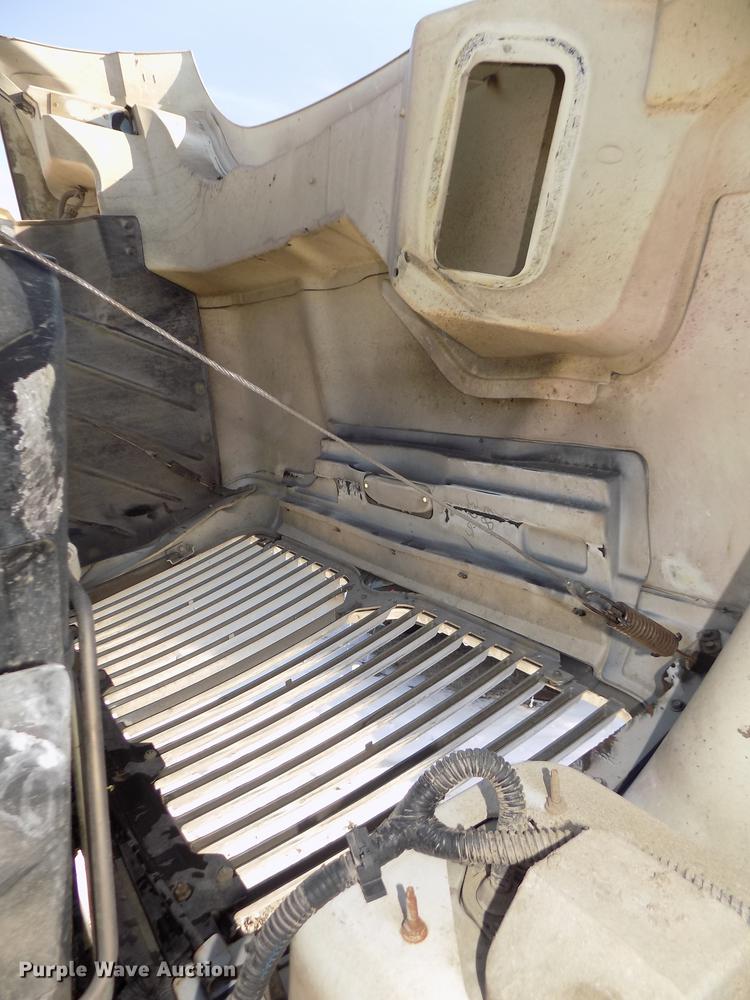 image for item DD2895 2004 International 7400 bucket truck