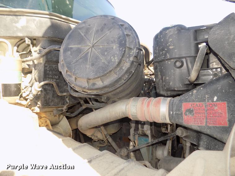 image for item DD2895 2004 International 7400 bucket truck