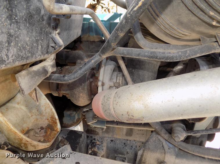 image for item DD2895 2004 International 7400 bucket truck