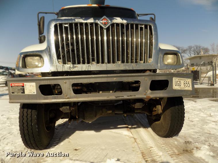 image for item DD2895 2004 International 7400 bucket truck