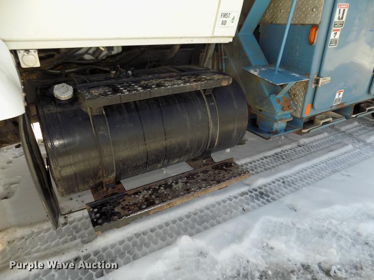 image for item DD2895 2004 International 7400 bucket truck