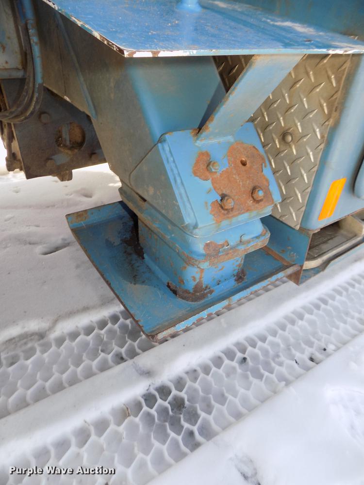 image for item DD2895 2004 International 7400 bucket truck