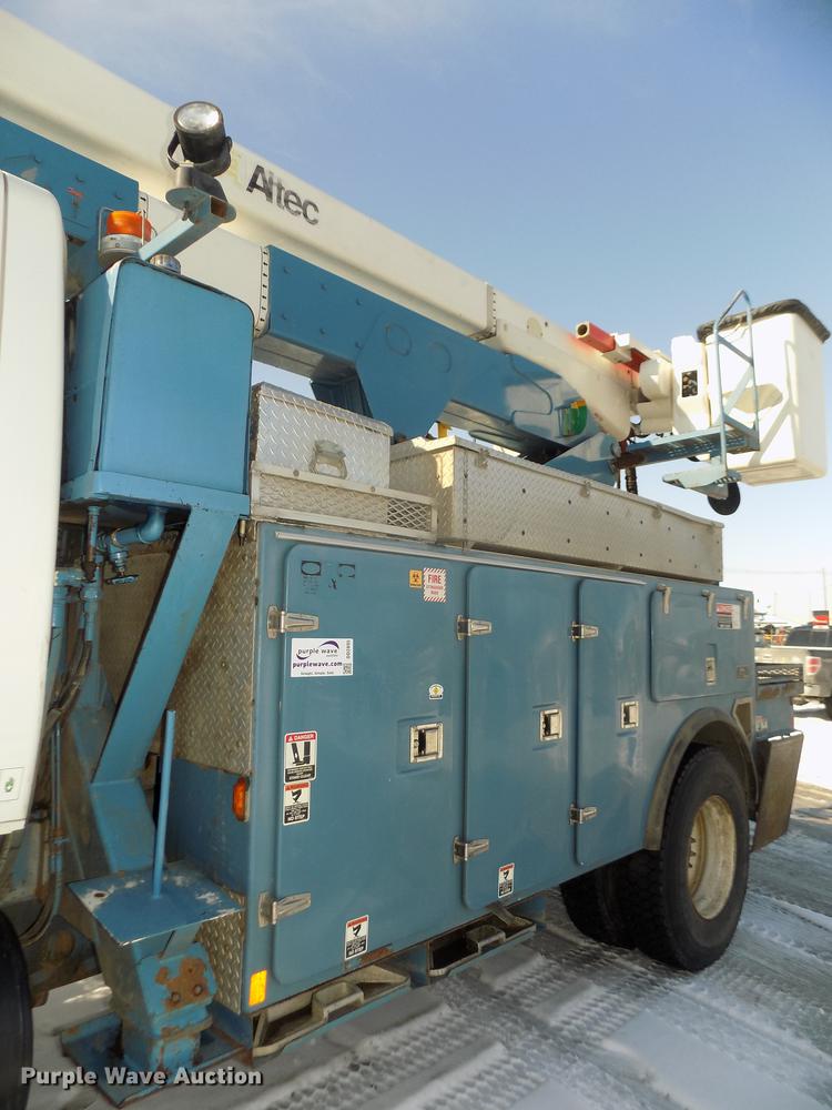 image for item DD2895 2004 International 7400 bucket truck