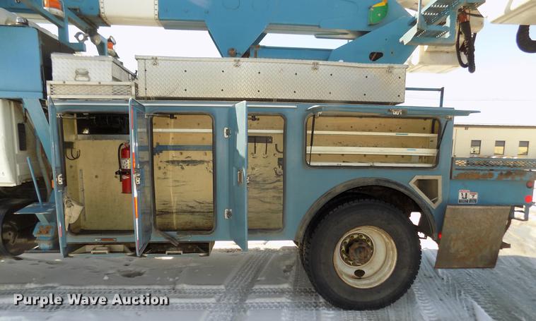 image for item DD2895 2004 International 7400 bucket truck