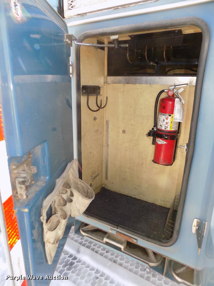 image for item DD2895 2004 International 7400 bucket truck