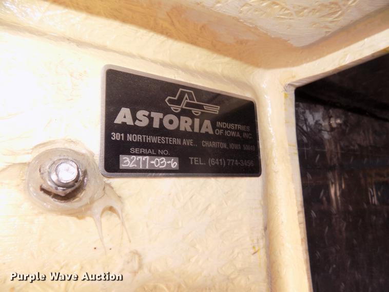 image for item DD2895 2004 International 7400 bucket truck