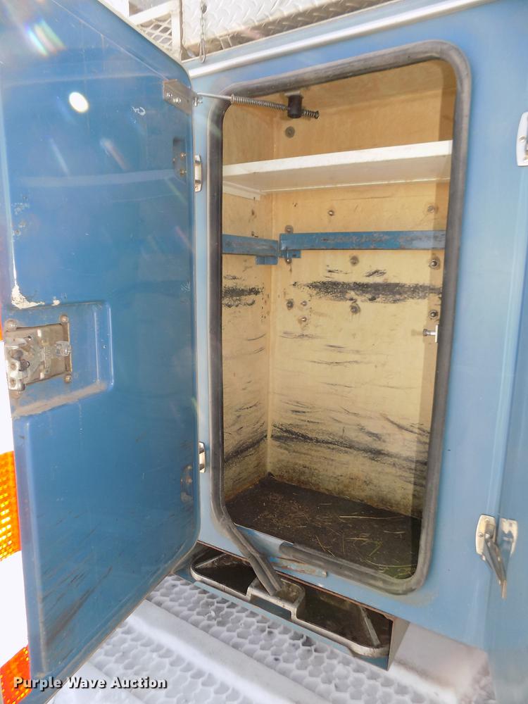 image for item DD2895 2004 International 7400 bucket truck