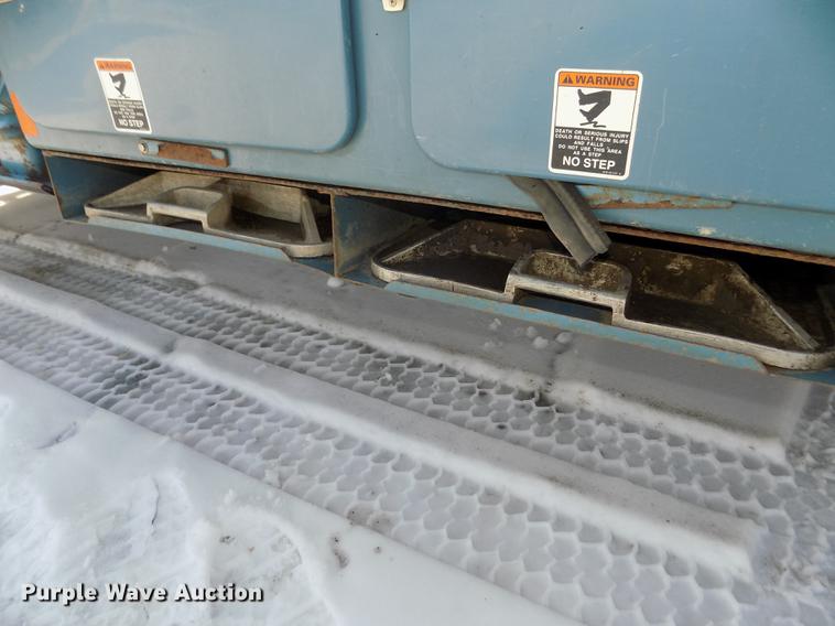 image for item DD2895 2004 International 7400 bucket truck