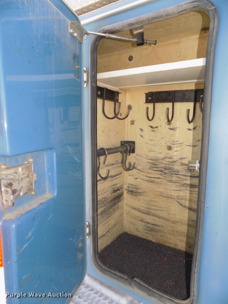 image for item DD2895 2004 International 7400 bucket truck