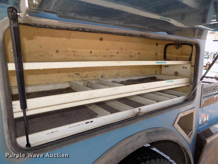 image for item DD2895 2004 International 7400 bucket truck