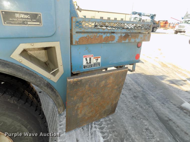 image for item DD2895 2004 International 7400 bucket truck