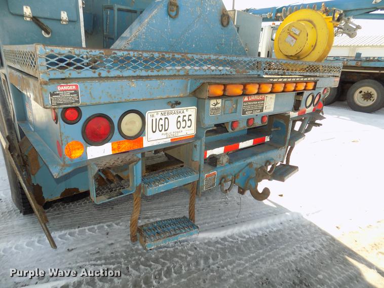 image for item DD2895 2004 International 7400 bucket truck