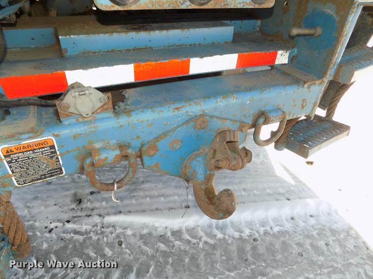 image for item DD2895 2004 International 7400 bucket truck