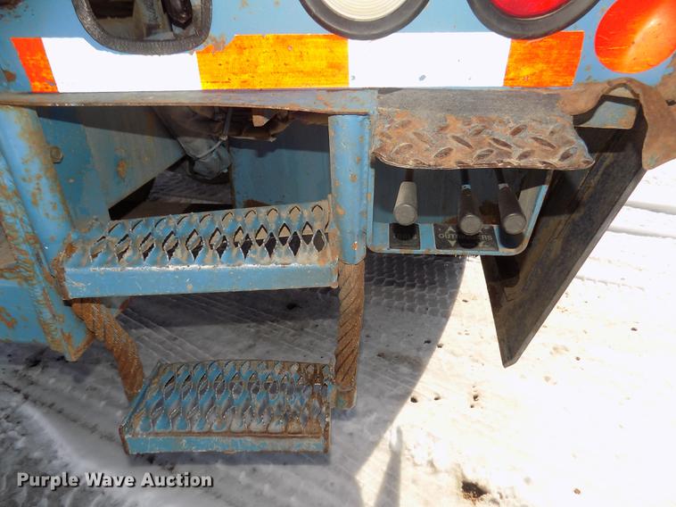 image for item DD2895 2004 International 7400 bucket truck