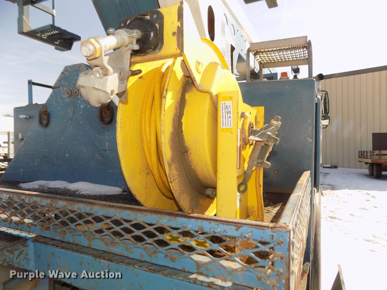 image for item DD2895 2004 International 7400 bucket truck