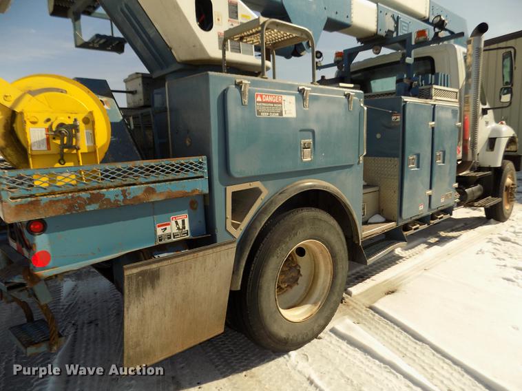 image for item DD2895 2004 International 7400 bucket truck