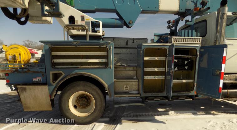 image for item DD2895 2004 International 7400 bucket truck