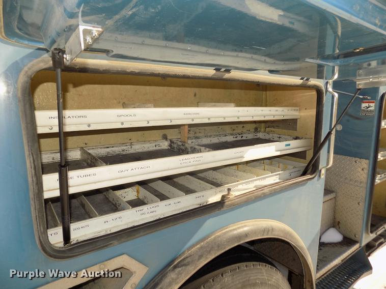 image for item DD2895 2004 International 7400 bucket truck