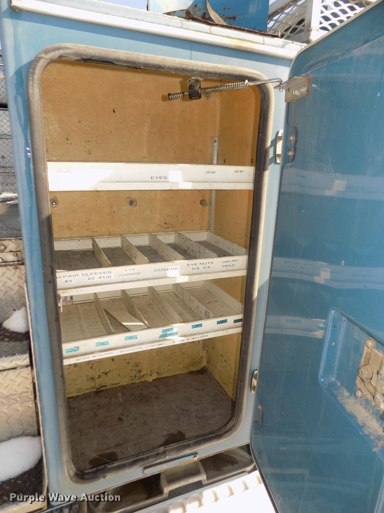 image for item DD2895 2004 International 7400 bucket truck