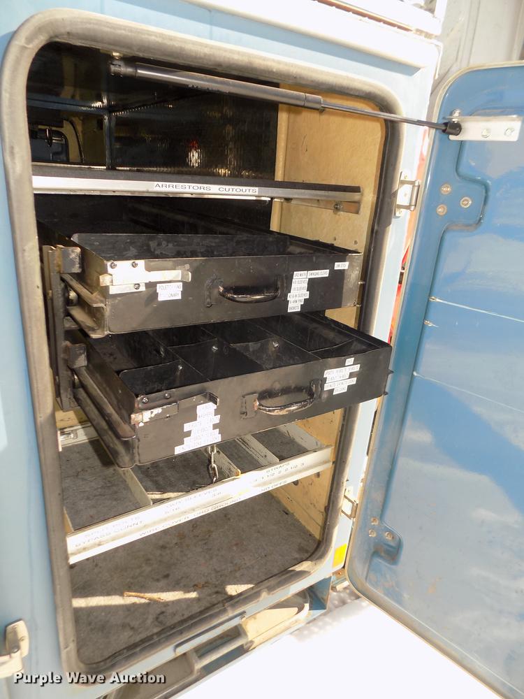 image for item DD2895 2004 International 7400 bucket truck