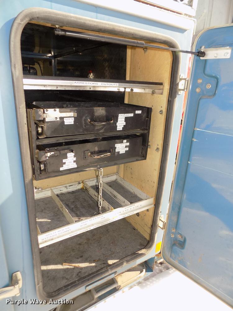 image for item DD2895 2004 International 7400 bucket truck