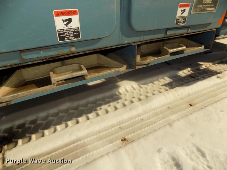 image for item DD2895 2004 International 7400 bucket truck