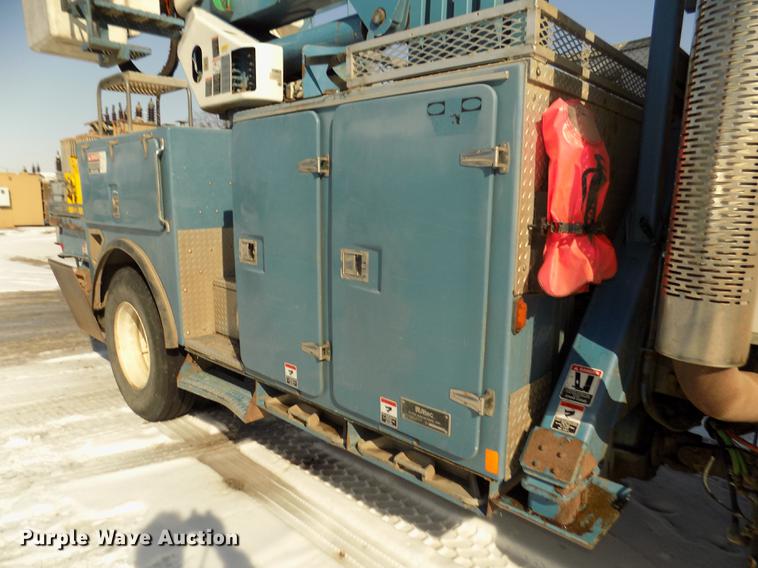 image for item DD2895 2004 International 7400 bucket truck