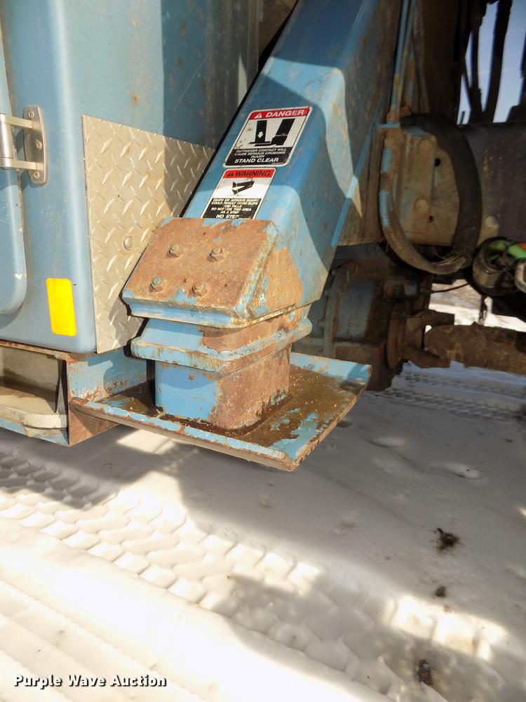 image for item DD2895 2004 International 7400 bucket truck