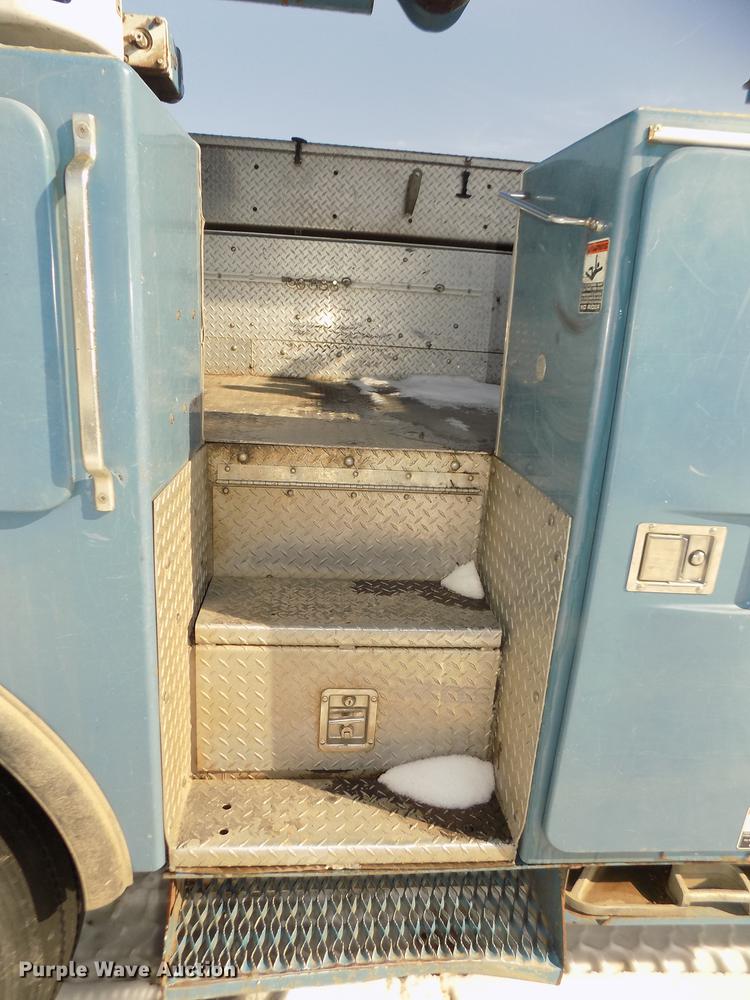 image for item DD2895 2004 International 7400 bucket truck