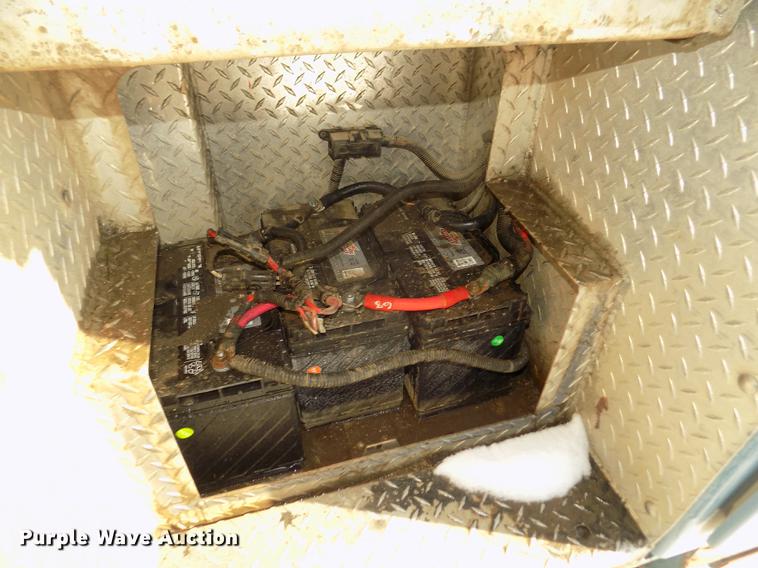 image for item DD2895 2004 International 7400 bucket truck